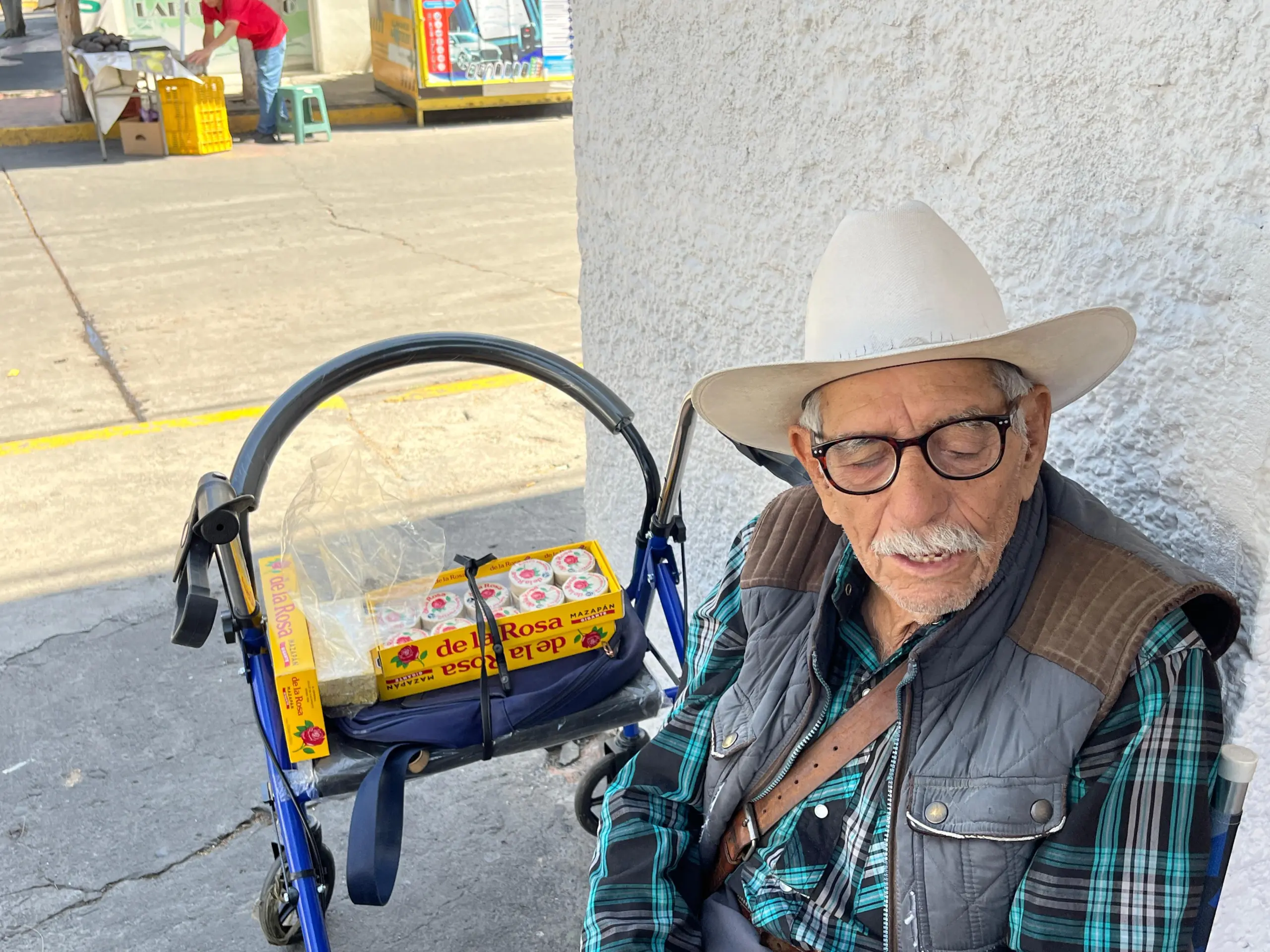 Don Abel regresa a vender mazapanes con una sonrisa que inspira