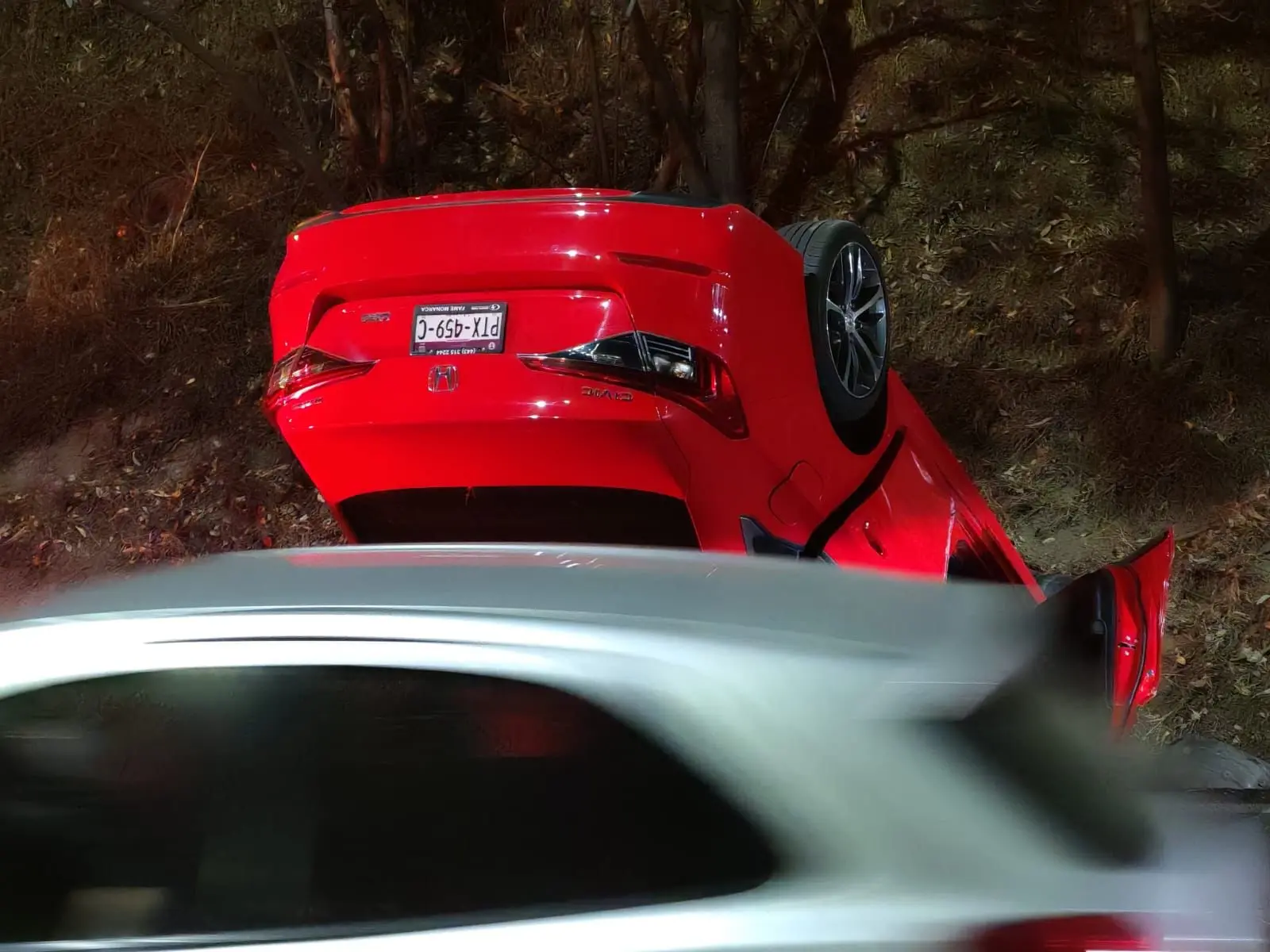 Dos accidentes simultáneos en Morelia, uno de ellos volcó