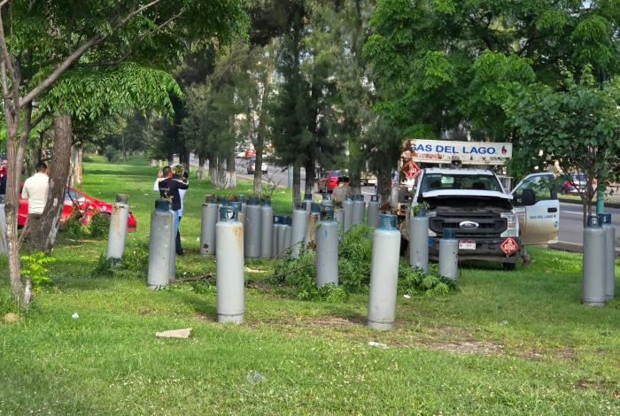 Dos choques múltiples generan caos vial en el Periférico de Morelia; participa camioneta gasera