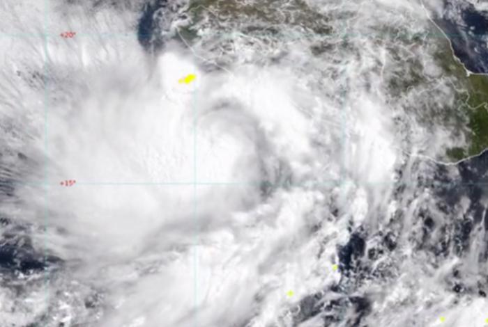 Dos ciclones tropicales amenazan las costas de México