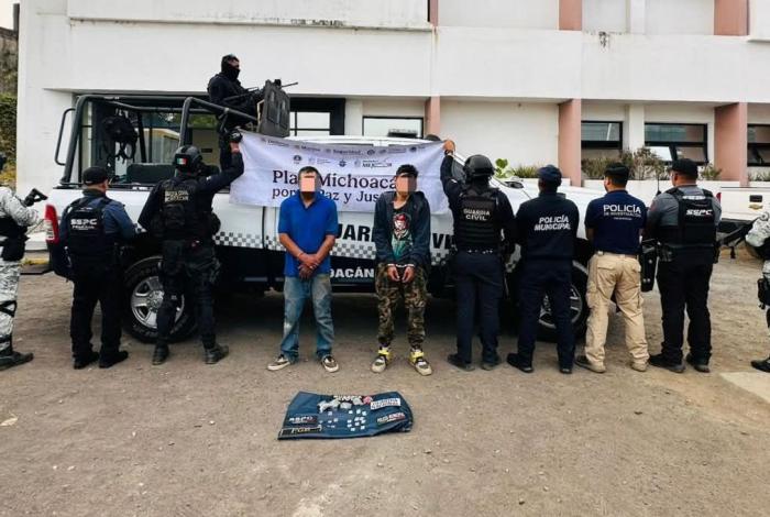 Dos detenidos en operativo en Charapan; traían droga