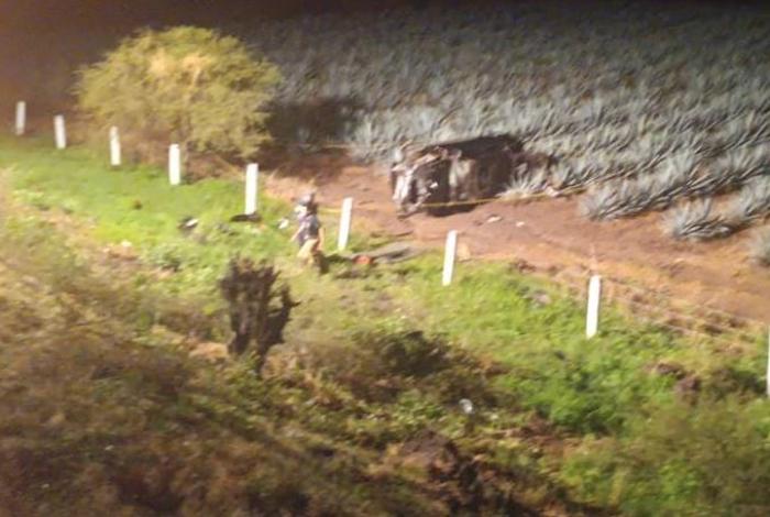 Dos fall3cidos en volcadura sobre la Autopista de Occidente