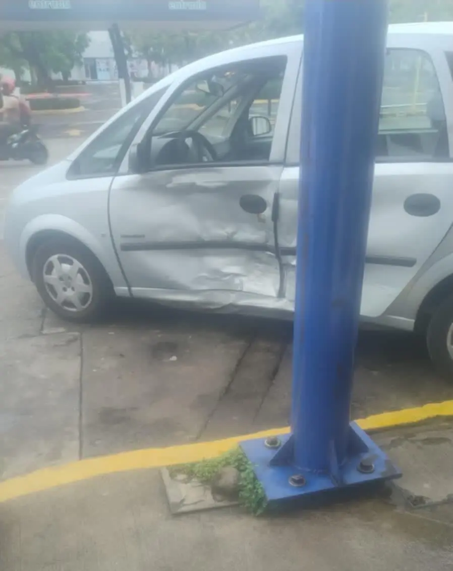 Dos heridos deja accidente en zona comercial de Uruapan