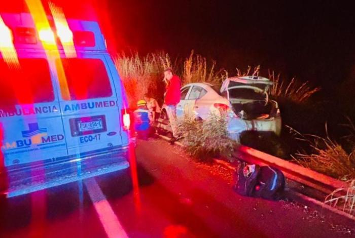 Dos heridos leves al salirse su auto de la carretera en la autopista Siglo XXI