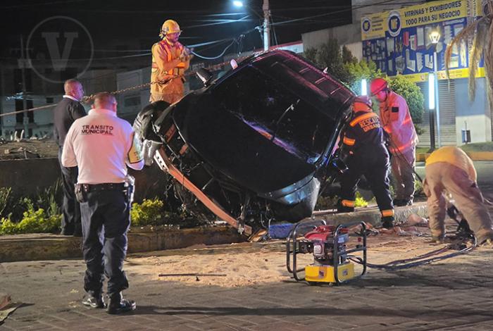 Dos hombres quedan prensados al chocar su camioneta contra glorieta, en Zamora