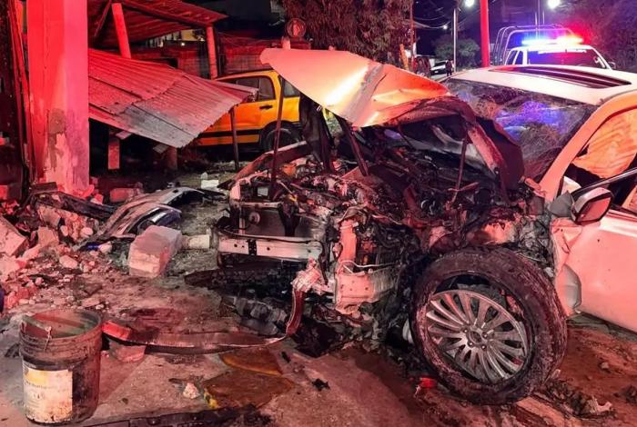 Dos jóvenes impactan vehículo contra domicilio en Tacámbaro; no se reportan víctimas mortales