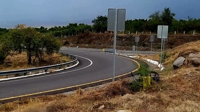 Dos motociclistas heridos al derrapar en la autopista Siglo XXI