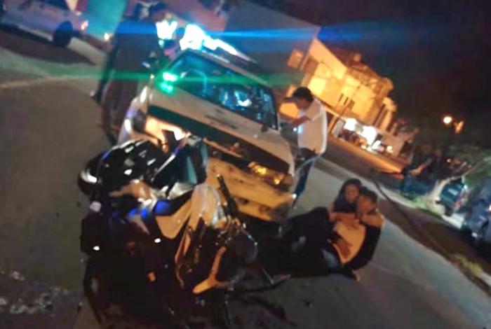 Dos motociclistas heridos tras choque contra un taxi, en Uruapan
