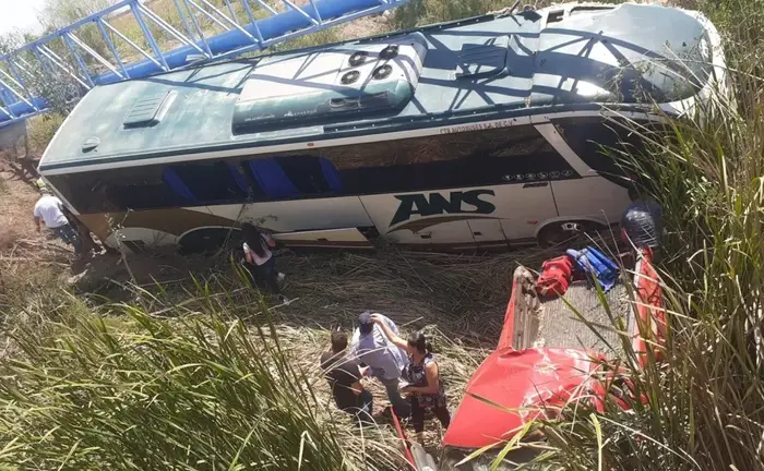 Dos muertos y 28 heridos tras aparatoso camionazo