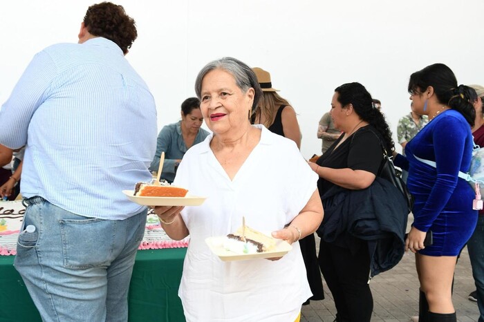 Dulce festejo para mamá en el Festival de Origen; parten pastel monumental