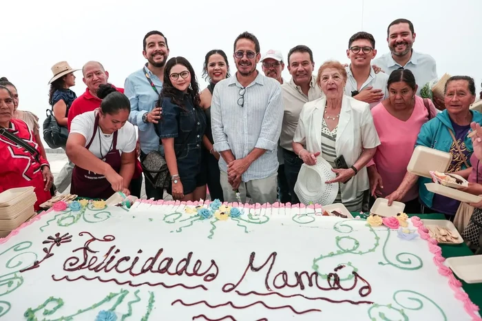 Dulce festejo para mamá en el Festival de Origen; parten pastel monumental