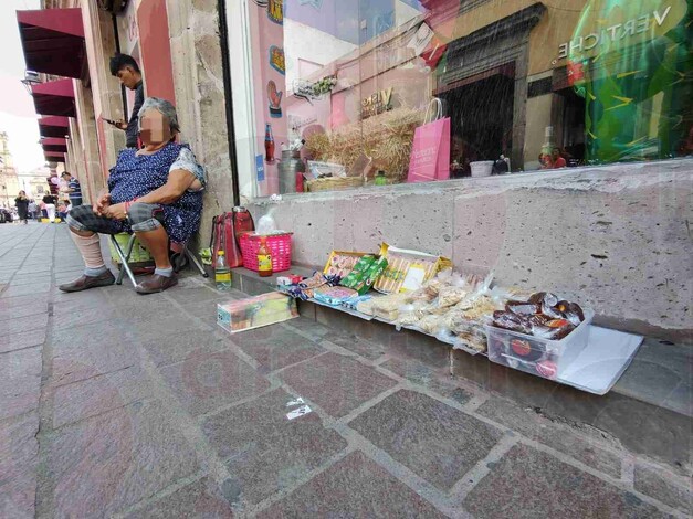 Durante 3 años ha vendido dulces para poder sobrevivir