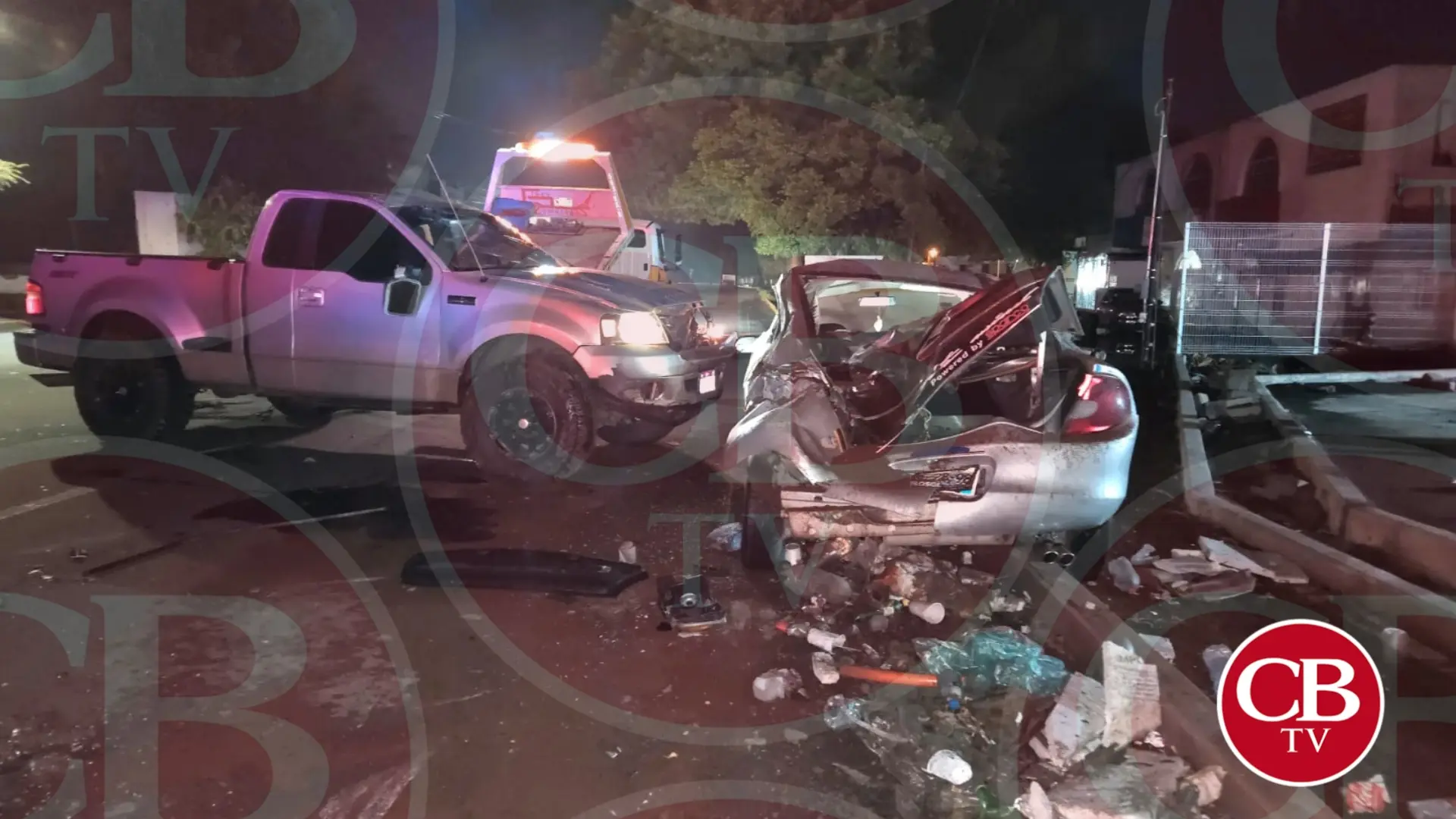 Ebrio destruye su camioneta con un auto estacionado en Jacona