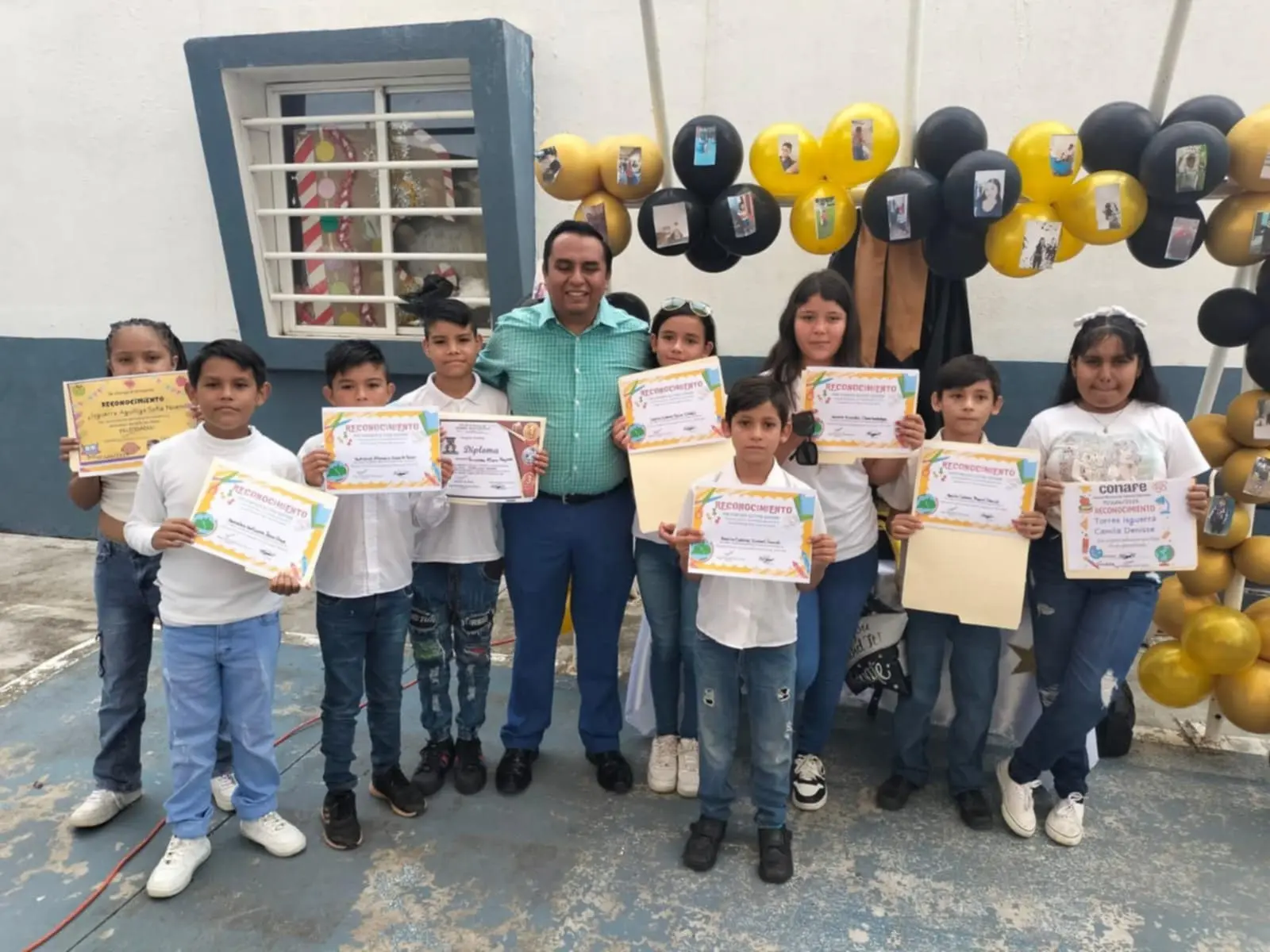 Edgar Barush refrenda su compromiso con la educación