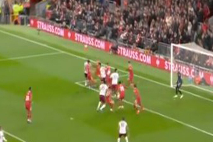 Edson Álvarez provoca increíble autogol del Liverpool y ayuda al West Ham en la Carabao Cup