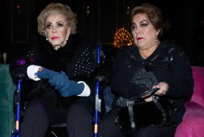 Efigenia Ramos honra a Silvia Pinal con una ofrenda pública