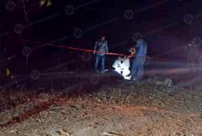 Ej3cutan y tiran a un hombre en carretera de Coahuayana