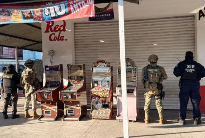 Ejecuta FGE cateos en Lázaro Cárdenas y asegura 183 máquinas tragamonedas relacionadas con delitos contra la salud y extorsión