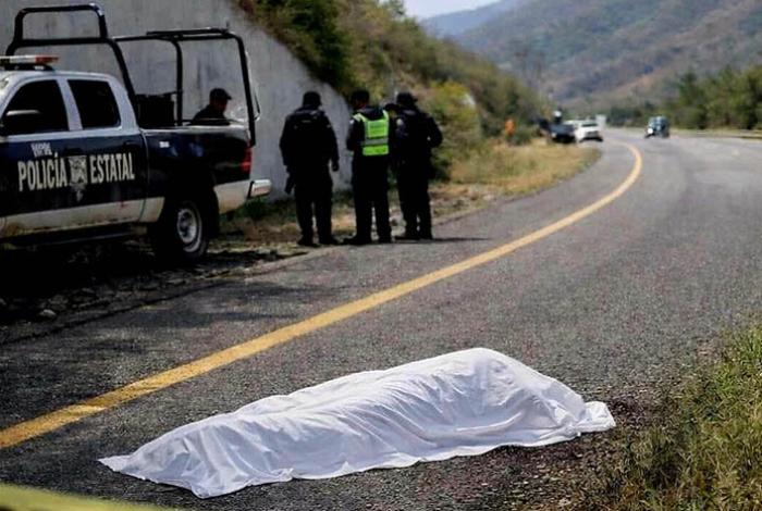 Ejecutan a adulto mayor a un costado de la Autopista Siglo XXI, en límites de Guerrero y Michoacán