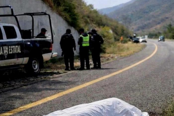 Ejecutan a adulto mayor a un costado de la Autopista Siglo XXI, en límites de Guerrero y Michoacán