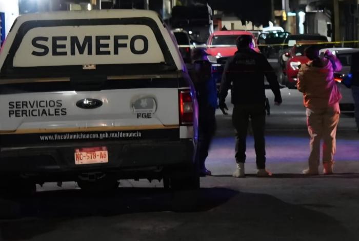 Ejecutan a dos jóvenes con arma larga en plena vía pública en Cotija