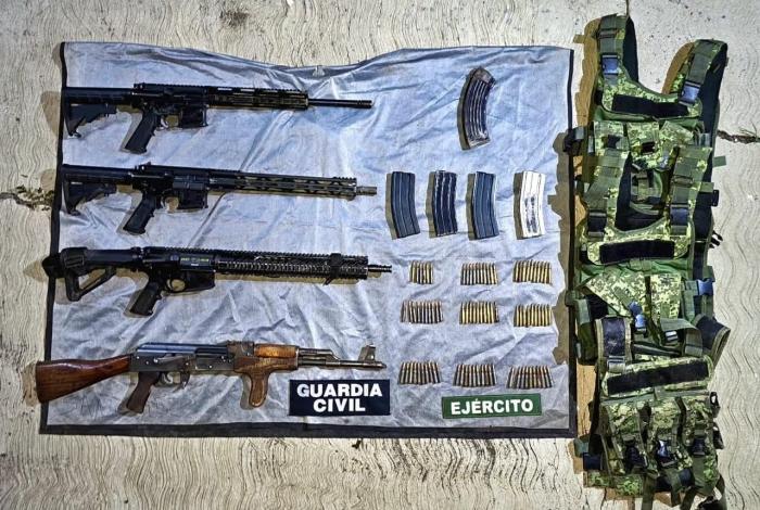 Ejército y Guardia Nacional aseguran armas y vehículos robados en Apatzingán