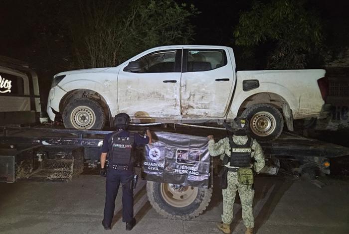 Ejército y Guardia Nacional aseguran armas y vehículos robados en Apatzingán