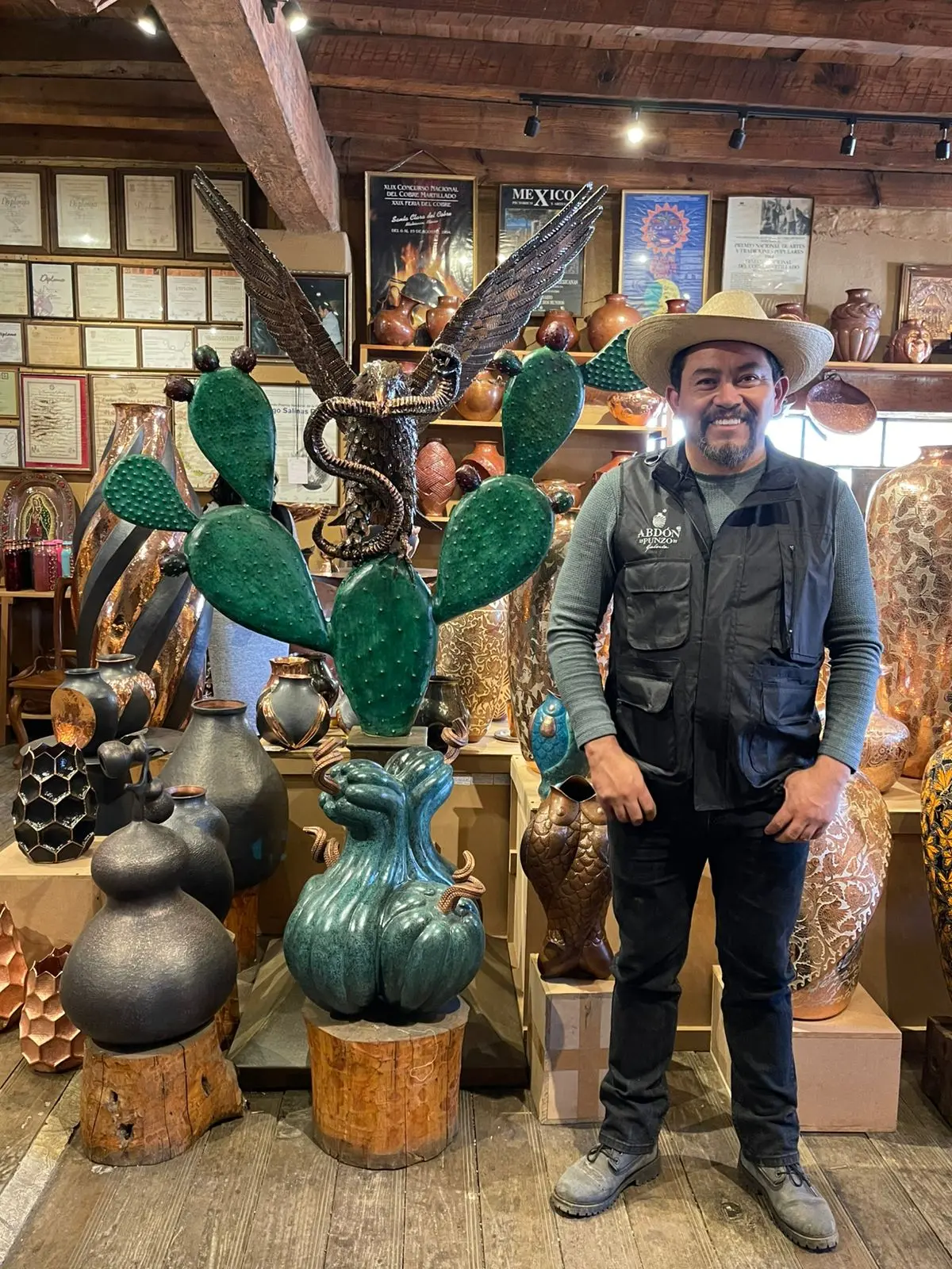 El arte del cobre martillado, una tradición para la Familia Punzo