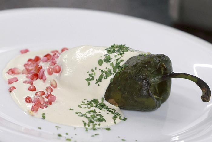 El chile en nogada sigue siendo protagonista de las Fiestas Patrias pese a la prisa y el costo de sus ingredientes