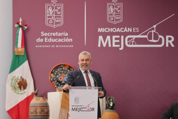 El corazón de Michoacán late de gratitud; reconoce Bedolla a mil 700 docentes por décadas de servicio