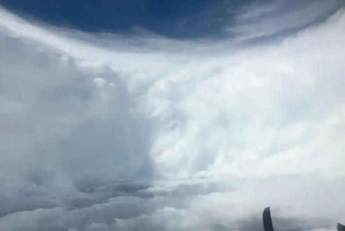 El Huracán Melissa atrapa avión caza tormentas