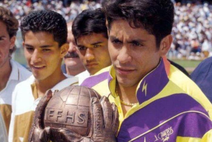 El Museo FIFA rinde homenaje al guardameta mexicano Jorge Campos con una de sus camisetas