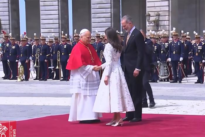El papa inicia su visita a España agradeciéndole su compromiso activo con la paz