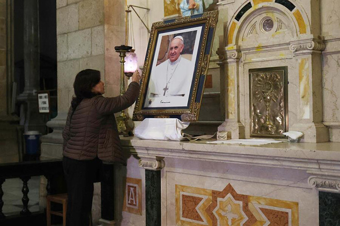 El papa sufre dos episodios de insuficiencia respiratoria aguda; lleva 18 días hospitalizado