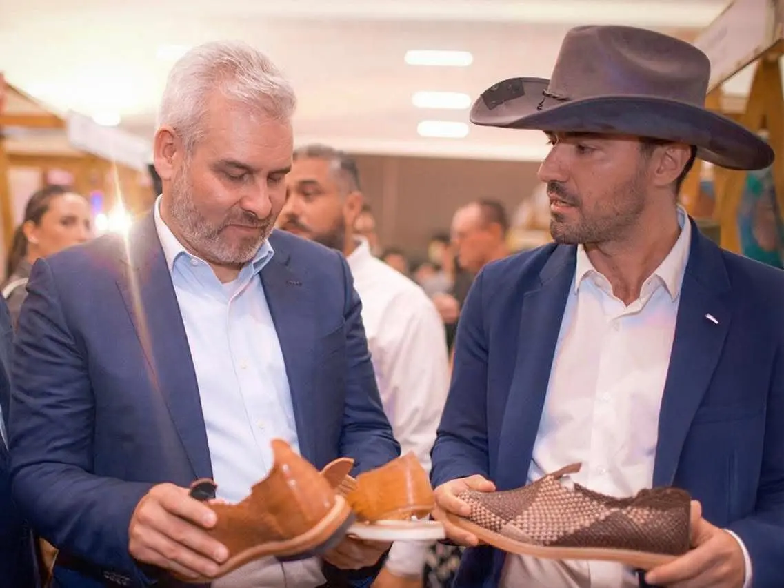 El presidente municipal de Sahuayo, Dr. Manuel Gálvez Sánchez,  asistió a la Bienal oriGIn 2025