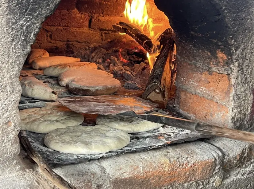 El sabor de la herencia de la panadería Santa Cruz nace del fuego