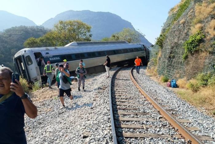 El tren Transístmico se descarrila en Oaxaca con 250 personas a bordo