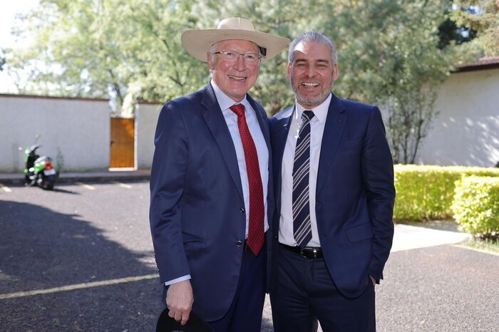 Embajador Ken Salazar anuncia que inspectores vuelven a plantas empacadoras; Bedolla se congratula