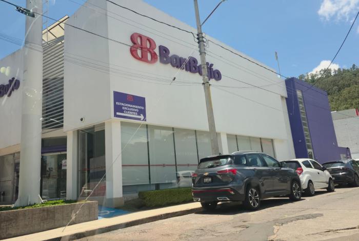 Empistolado asalta Banbajío en la colonia Bosques Camelinas, al sur de Morelia