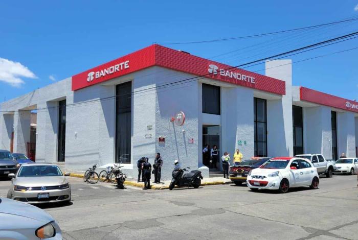 Empistolados asaltan a cuentahabiente al salir de un banco en la colonia moreliana Cuauhtémoc