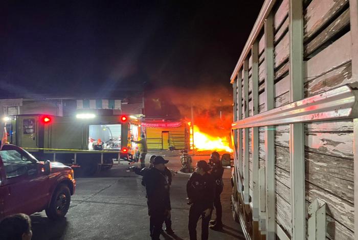 Empistolados incendian local de máquinas tragamonedas en la Central de Abastos de Morelia
