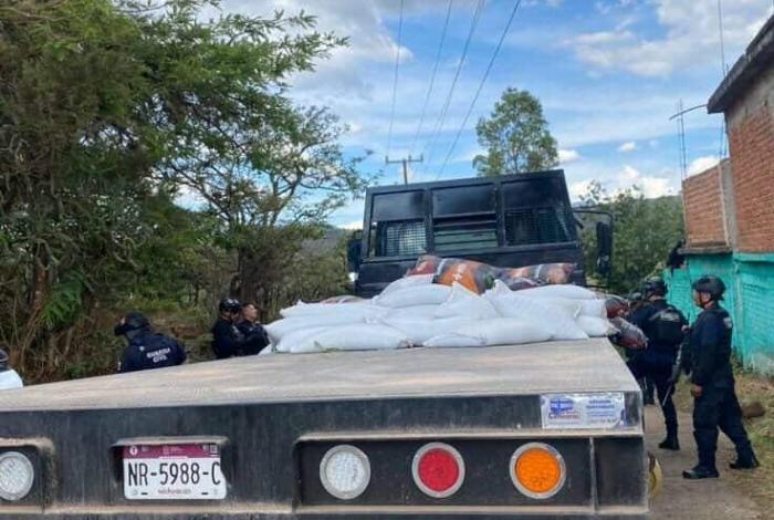 Empistolados roban cargamento de fertilizante en Tzintzuntzan