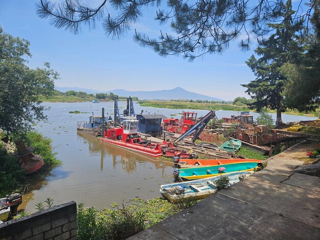 Empleos temporales impulsan el rescate del lago de Pátzcuaro