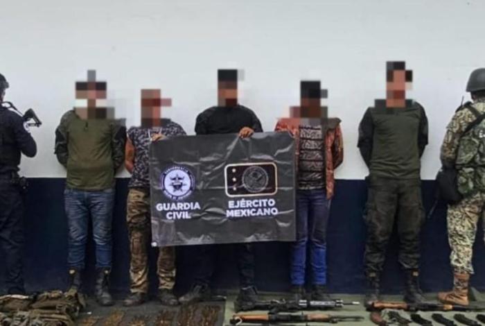 En Apatzingán detienen a 5 hombres con armas largas y alrededor de 700 municiones