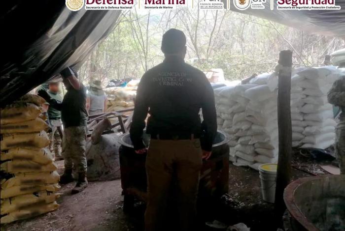 En Arteaga desmantelan ‘narcolaboratorio’ y aseguran más de 90 contenedores