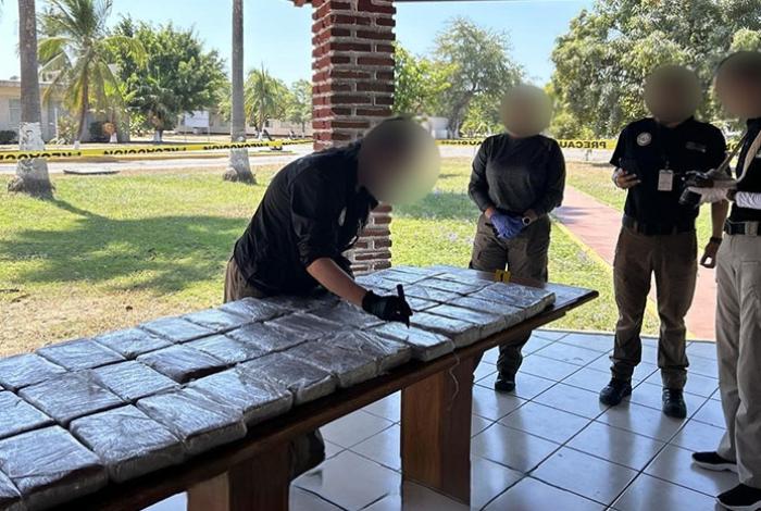 En costas de Michoacán aseguran embarcación con 230 paquetes de presunta cocaína