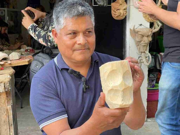 En Erongarícuaro realiza máscaras con temática de calaveritas