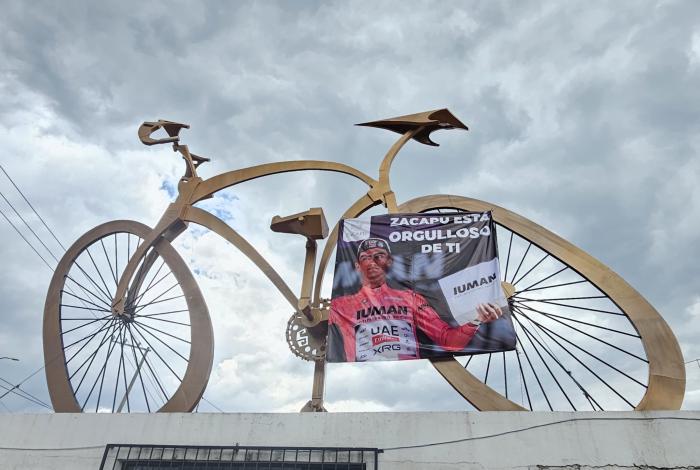 En honor a Isaac del Toro, piden pintar de rosa la bici más grande del mundo en Zacapu