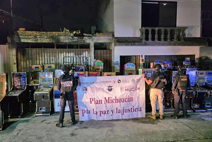 En Jardines de Guadalupe, Morelia, aseguran 29 máquinas tragamonedas y diversos indicios