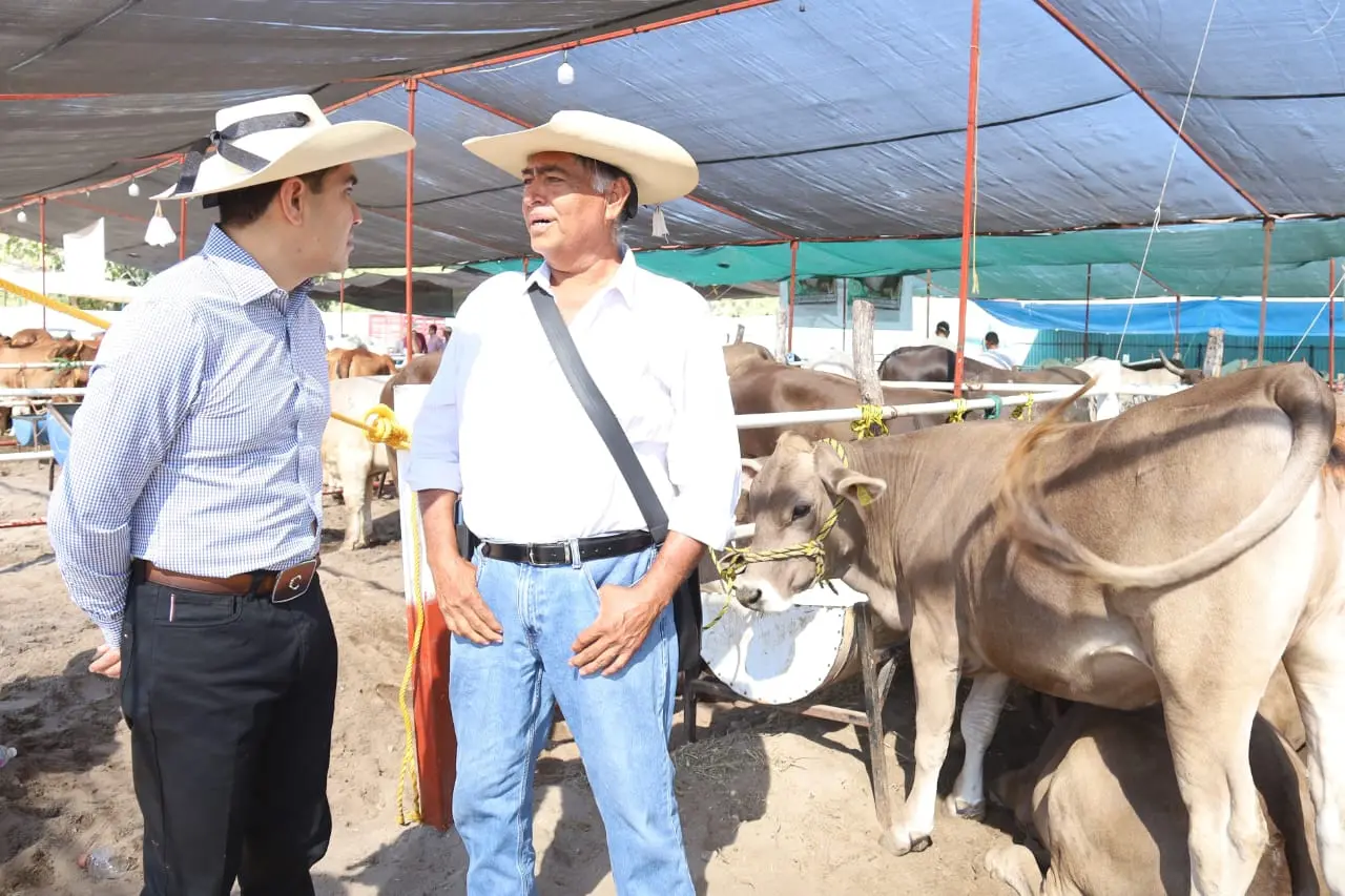 En la Expo Huetamo 2025 Pablo Varona rifa semental para ganaderos